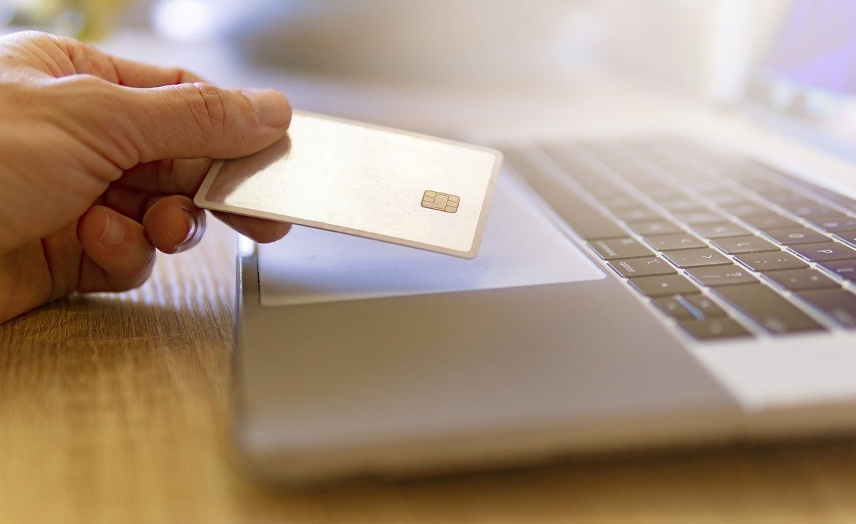 A person using a credit card to pay for something.